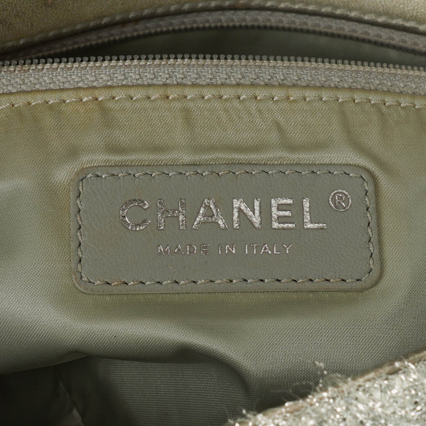 Chanel Medium Flap Bag aus silbernem gestepptem Knit Pluto Glitter