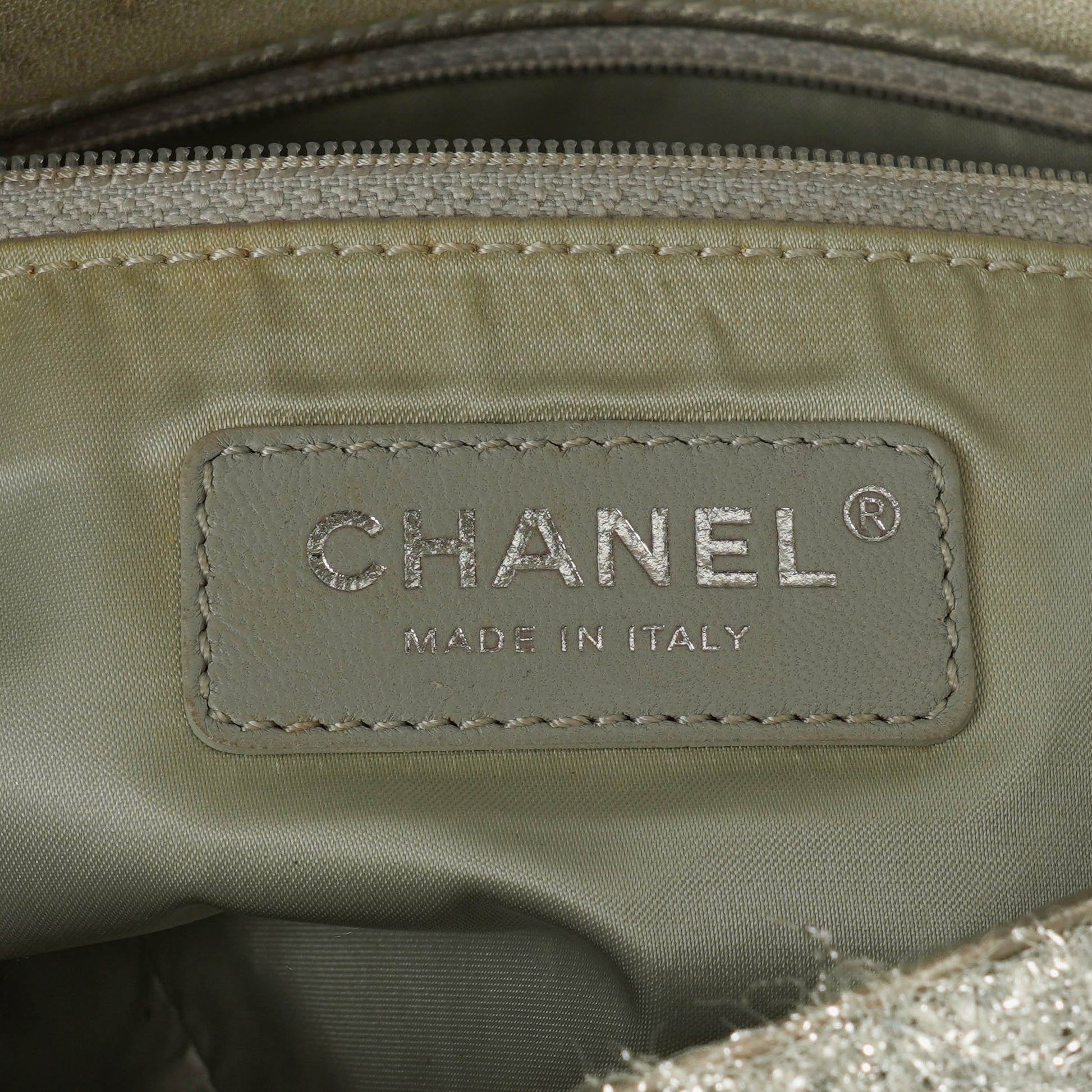 Chanel Medium Flap Bag aus silbernem gestepptem Knit Pluto Glitter