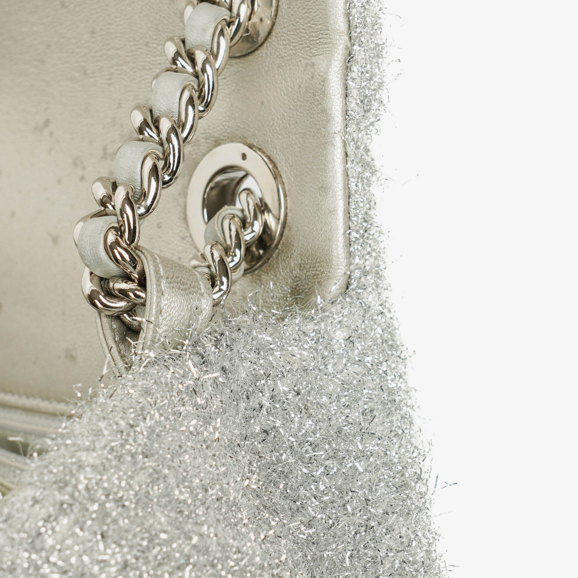 Chanel Medium Flap Bag aus silbernem gestepptem Knit Pluto Glitter