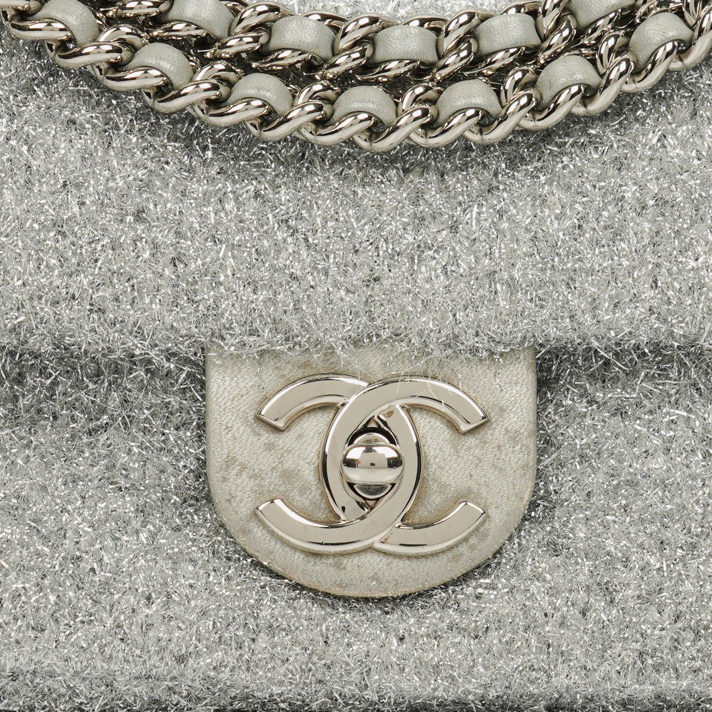 Chanel Medium Flap Bag aus silbernem gestepptem Knit Pluto Glitter