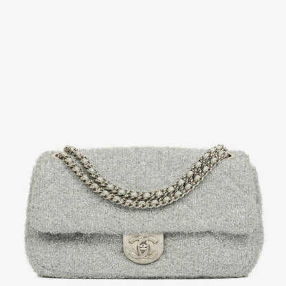Chanel Medium Flap Bag aus silbernem gestepptem Knit Pluto Glitter