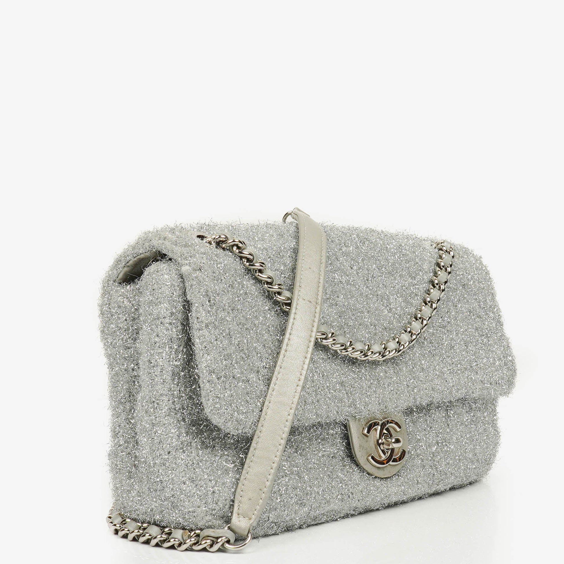 Chanel Medium Flap Bag aus silbernem gestepptem Knit Pluto Glitter