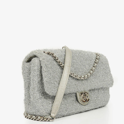 Chanel Medium Flap Bag aus silbernem gestepptem Knit Pluto Glitter
