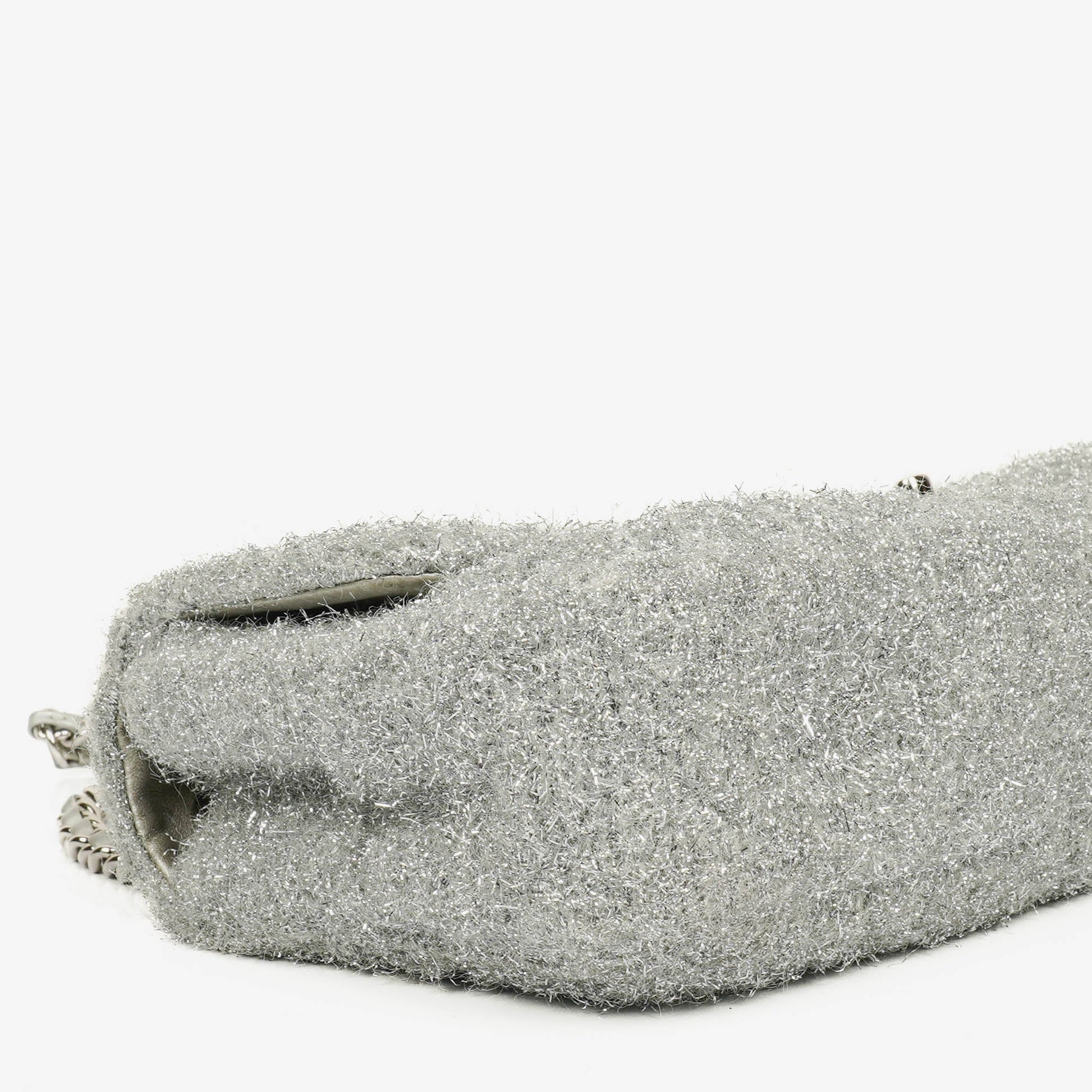 Chanel Medium Flap Bag aus silbernem gestepptem Knit Pluto Glitter