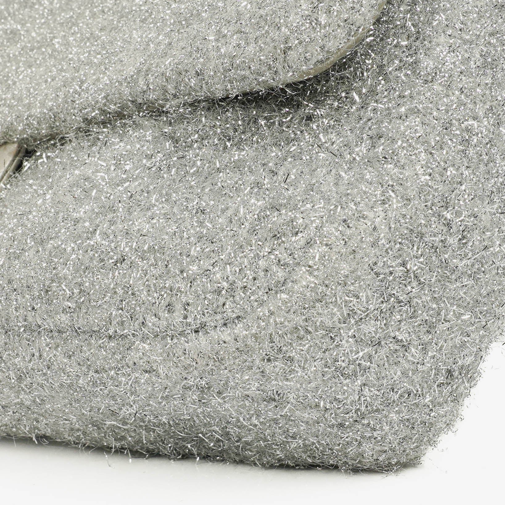 Chanel Medium Flap Bag aus silbernem gestepptem Knit Pluto Glitter