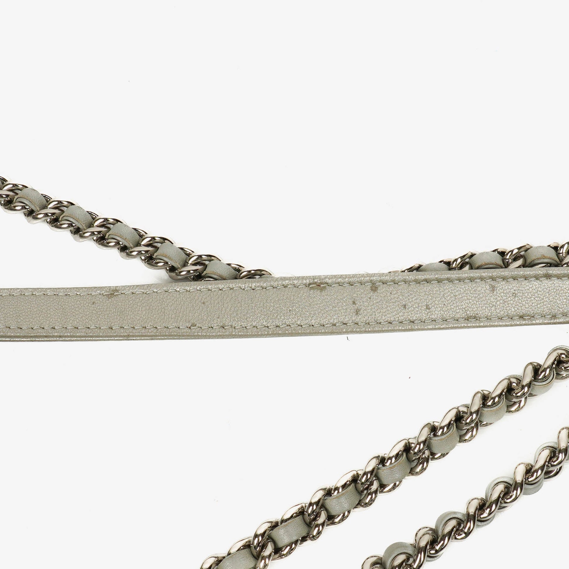Chanel Medium Flap Bag aus silbernem gestepptem Knit Pluto Glitter