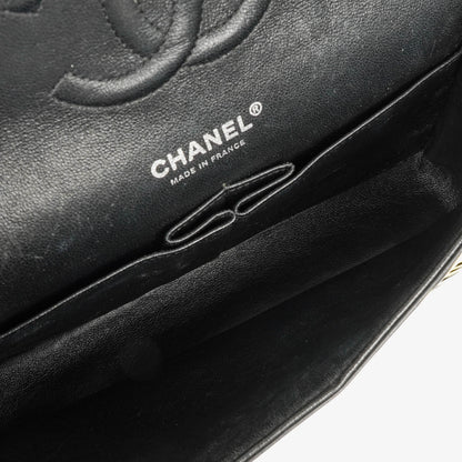 Chanel Timeless Classic Double Flap Tasche aus gestreiftem Lackleder mit silberfarbenen Beschlägen
