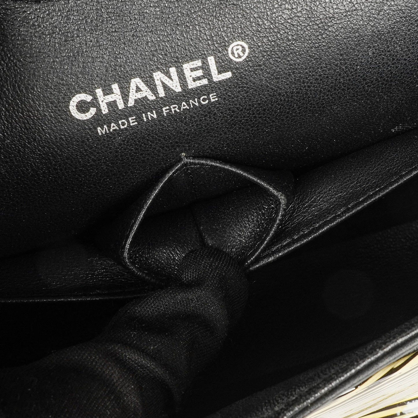 Chanel Timeless Classic Double Flap Tasche aus gestreiftem Lackleder mit silberfarbenen Beschlägen