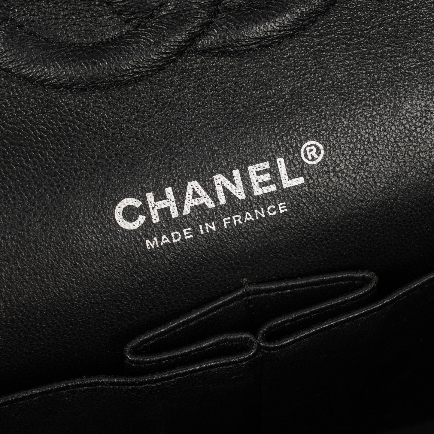 Chanel Timeless Classic Double Flap Tasche aus gestreiftem Lackleder mit silberfarbenen Beschlägen