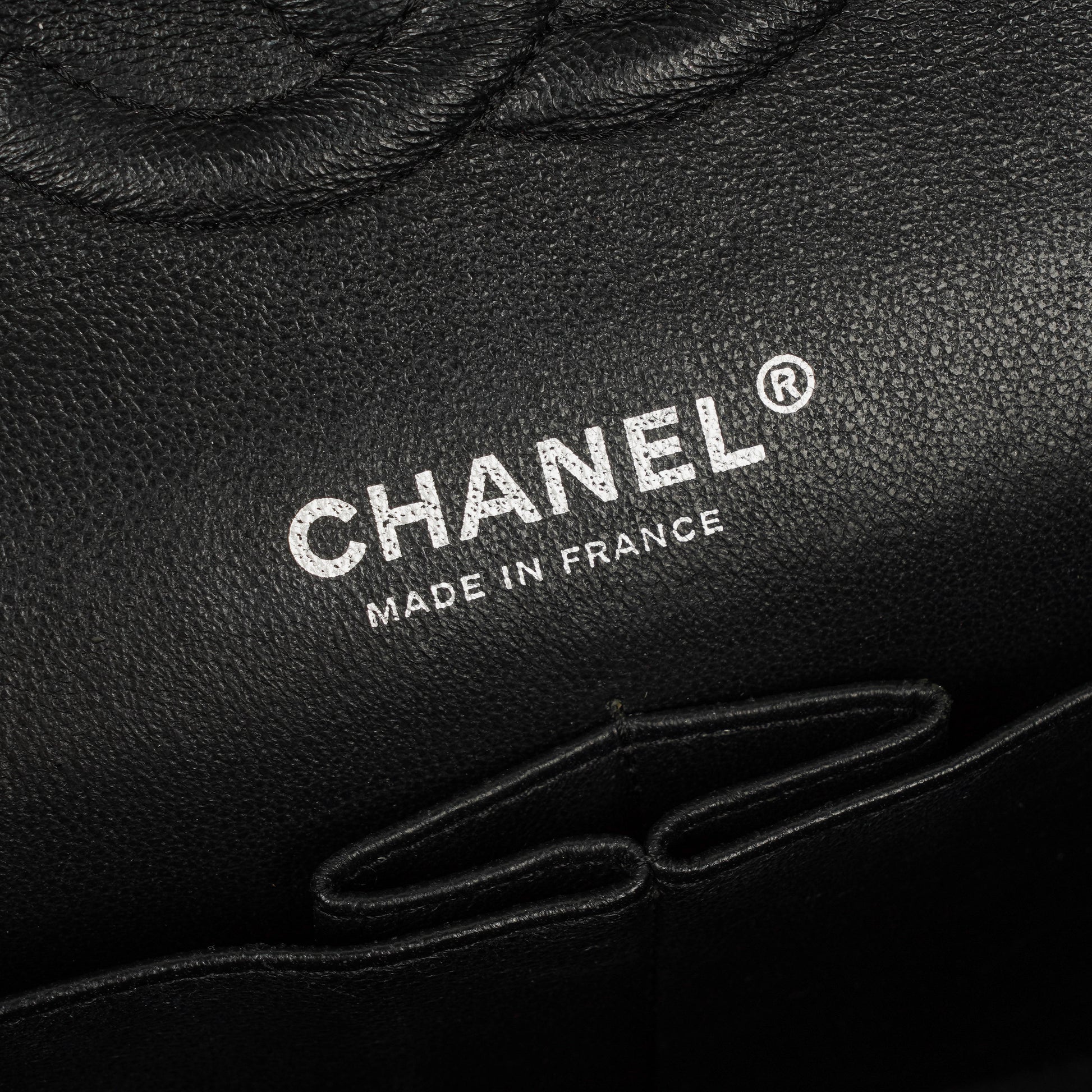 Chanel Timeless Classic Double Flap Tasche aus gestreiftem Lackleder mit silberfarbenen Beschlägen