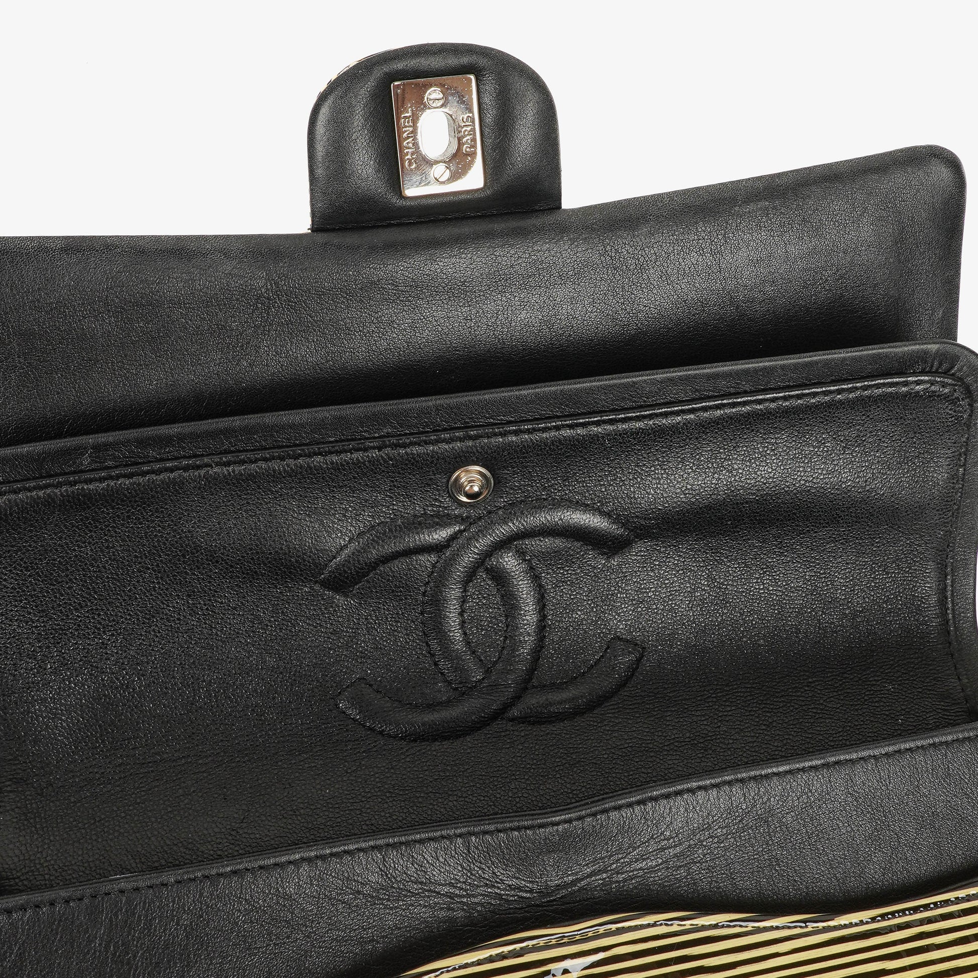 Chanel Timeless Classic Double Flap Tasche aus gestreiftem Lackleder mit silberfarbenen Beschlägen
