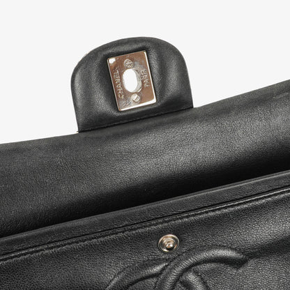 Chanel Timeless Classic Double Flap Tasche aus gestreiftem Lackleder mit silberfarbenen Beschlägen