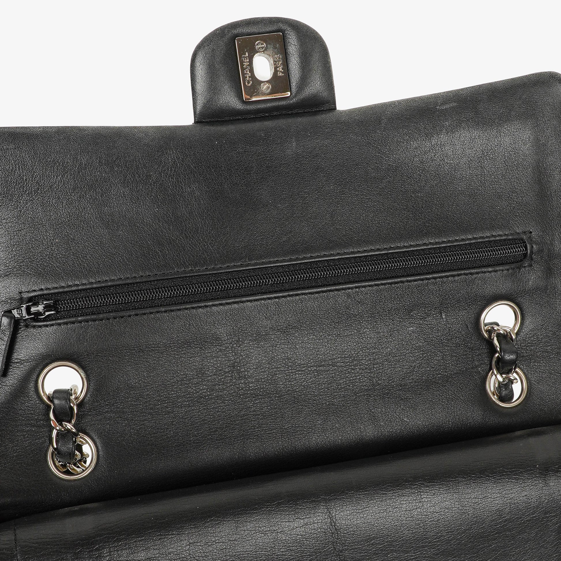 Chanel Timeless Classic Double Flap Tasche aus gestreiftem Lackleder mit silberfarbenen Beschlägen