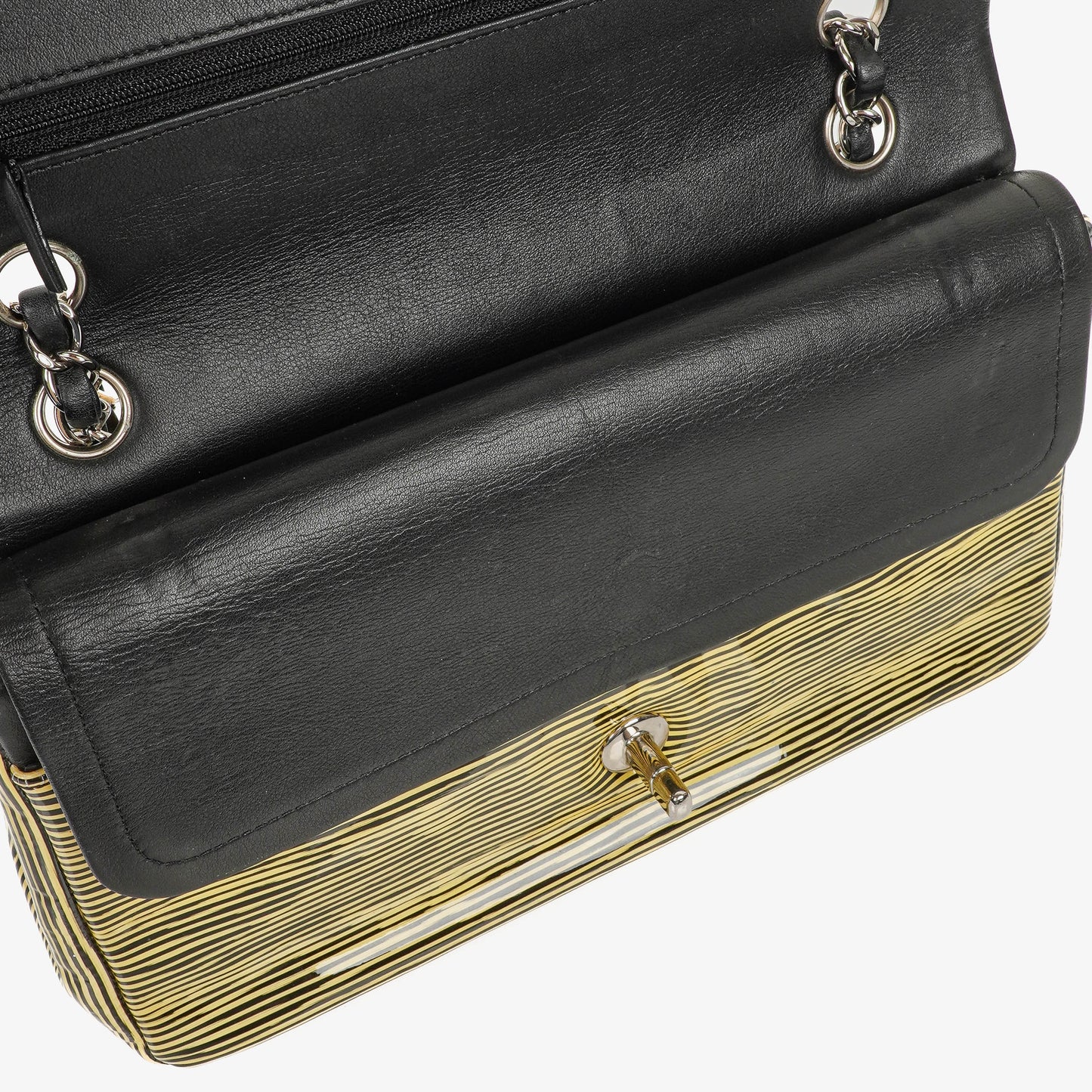 Chanel Timeless Classic Double Flap Tasche aus gestreiftem Lackleder mit silberfarbenen Beschlägen