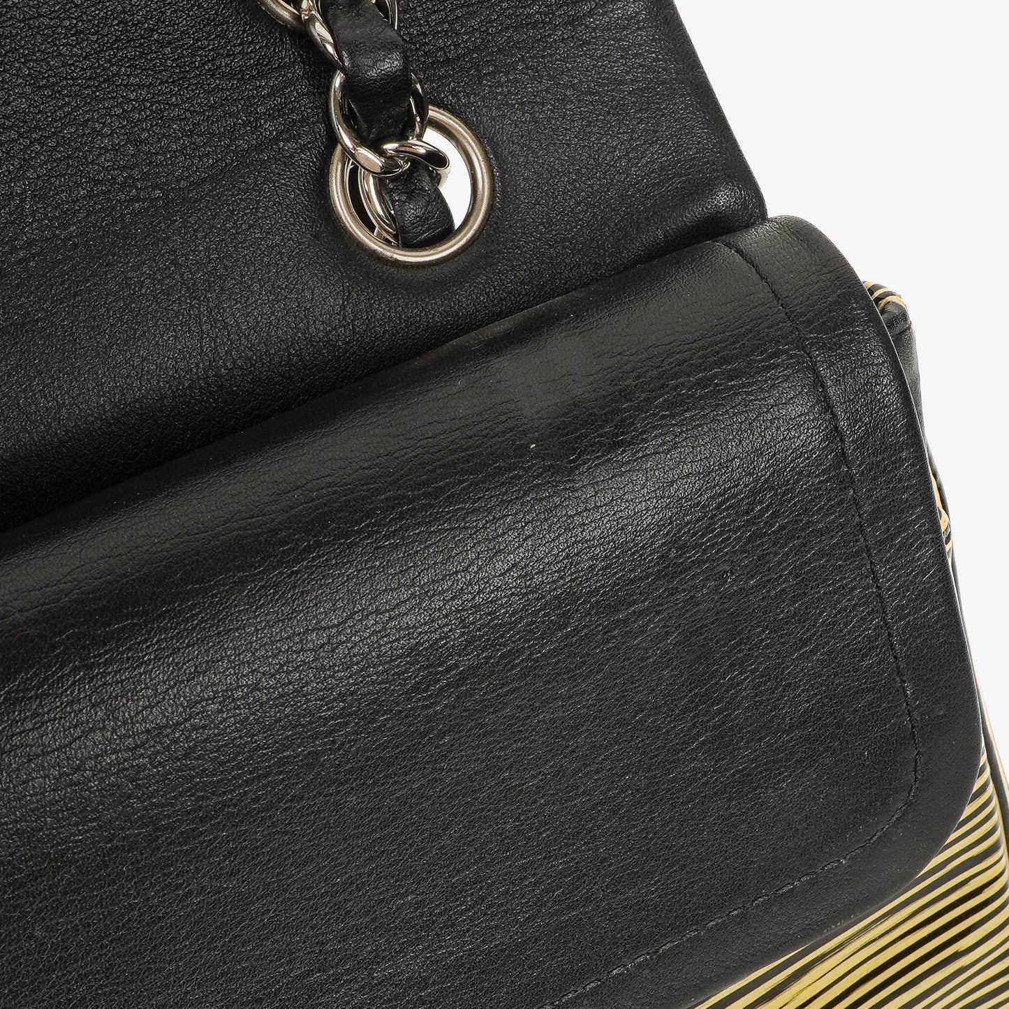 Chanel Timeless Classic Double Flap Tasche aus gestreiftem Lackleder mit silberfarbenen Beschlägen