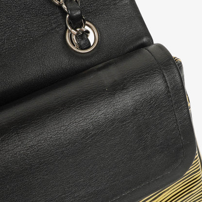 Chanel Timeless Classic Double Flap Tasche aus gestreiftem Lackleder mit silberfarbenen Beschlägen