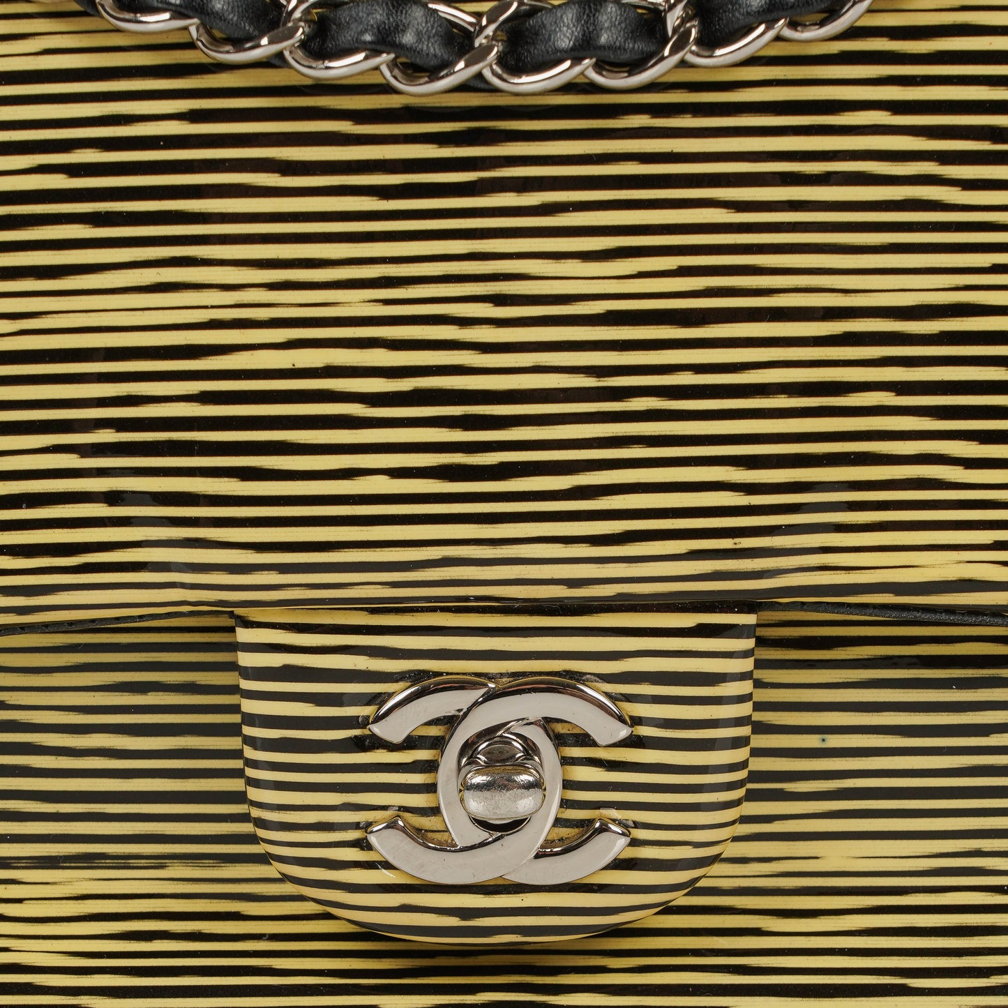 Chanel Timeless Classic Double Flap Tasche aus gestreiftem Lackleder mit silberfarbenen Beschlägen