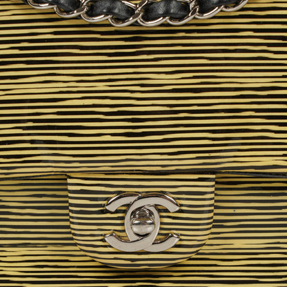 Chanel Timeless Classic Double Flap Tasche aus gestreiftem Lackleder mit silberfarbenen Beschlägen