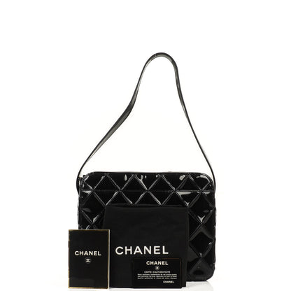 Chanel Diamond Stitch Schultertasche aus schwarzem gestepptem Lackleder