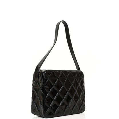 Chanel Diamond Stitch Schultertasche aus schwarzem gestepptem Lackleder