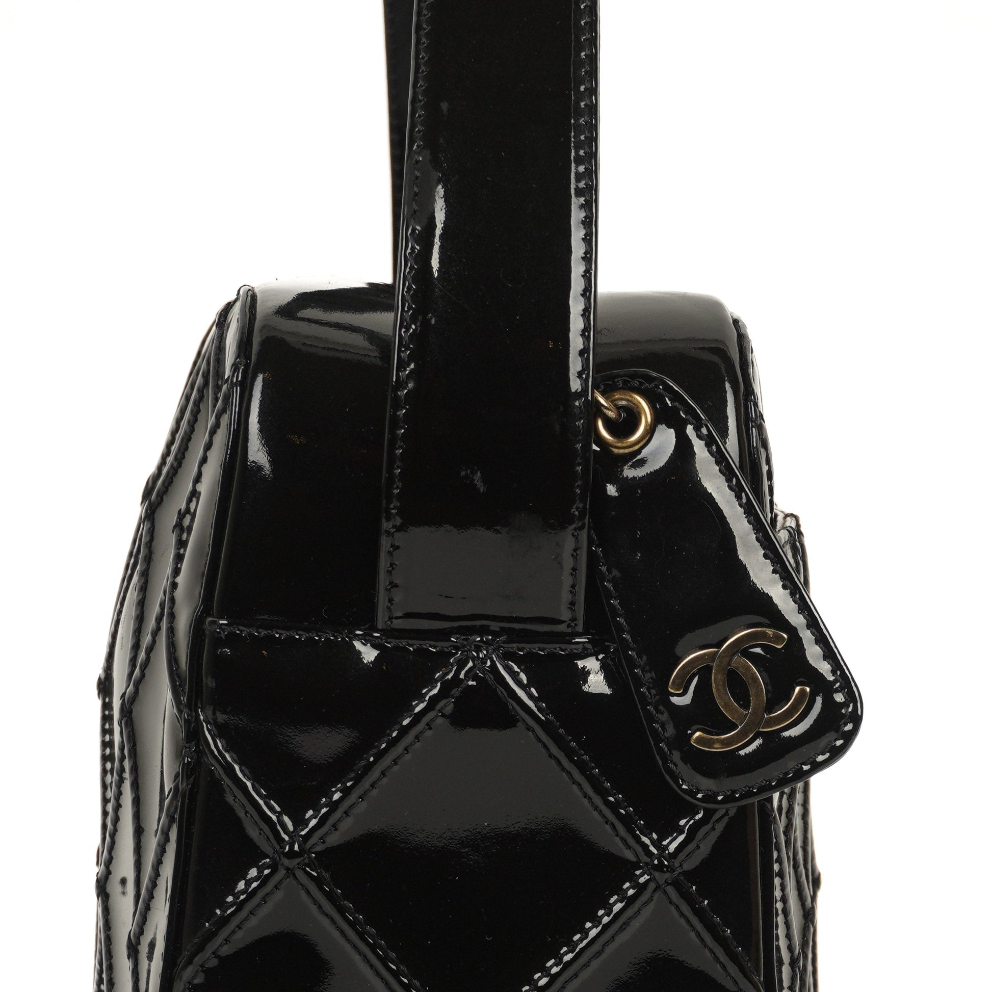 Chanel Diamond Stitch Schultertasche aus schwarzem gestepptem Lackleder
