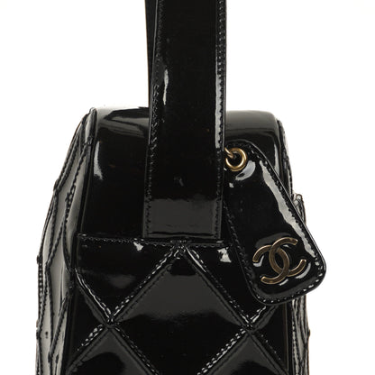 Chanel Diamond Stitch Schultertasche aus schwarzem gestepptem Lackleder