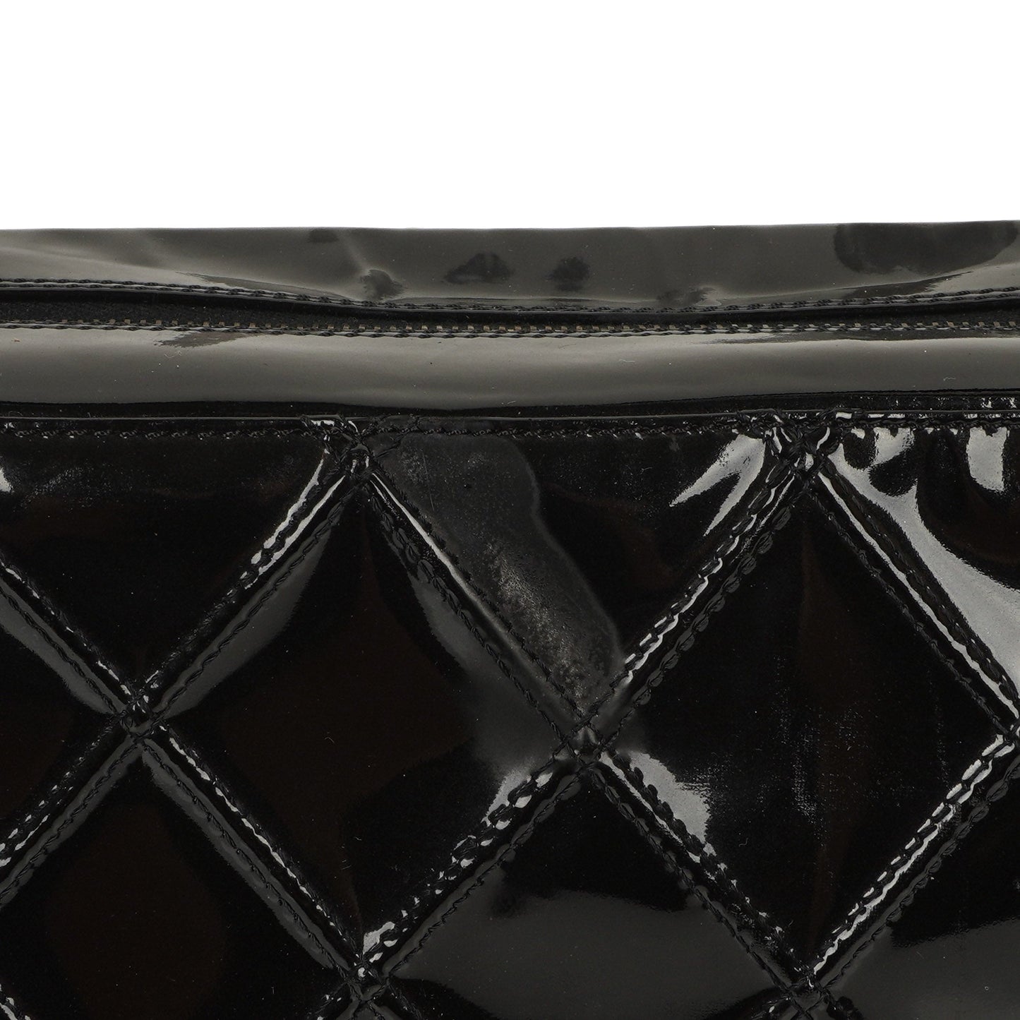 Chanel Diamond Stitch Schultertasche aus schwarzem gestepptem Lackleder