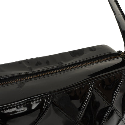 Chanel Diamond Stitch Schultertasche aus schwarzem gestepptem Lackleder