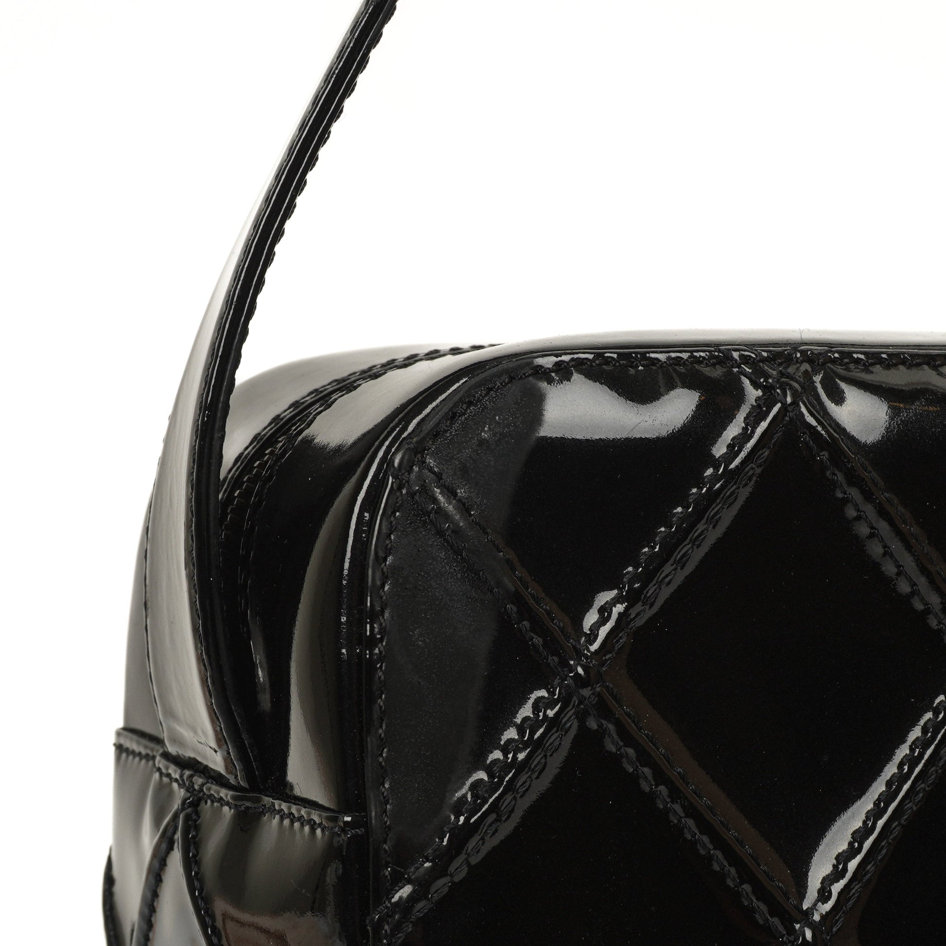 Chanel Diamond Stitch Schultertasche aus schwarzem gestepptem Lackleder