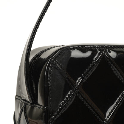 Chanel Diamond Stitch Schultertasche aus schwarzem gestepptem Lackleder