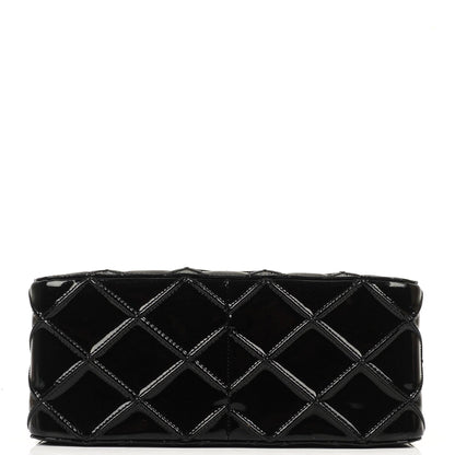 Chanel Diamond Stitch Schultertasche aus schwarzem gestepptem Lackleder