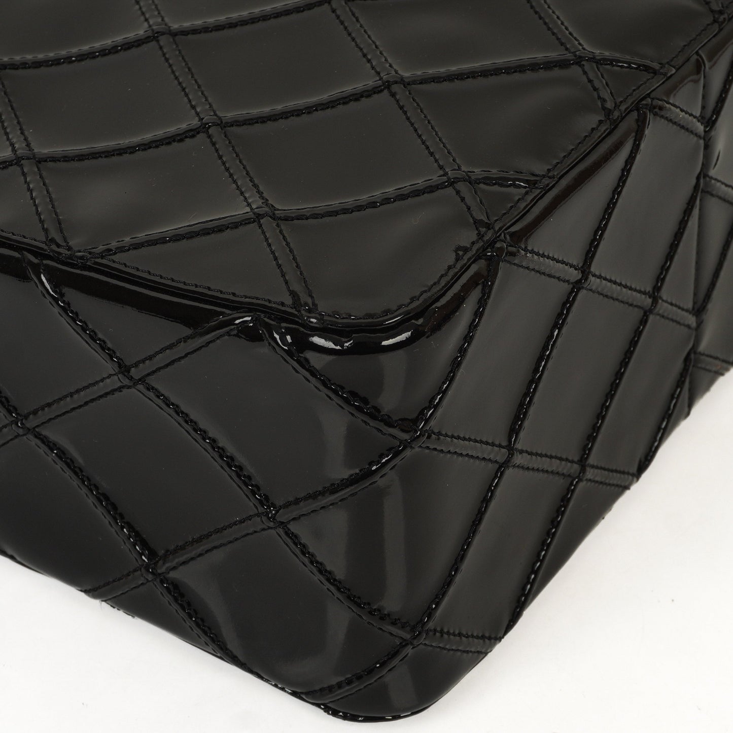 Chanel Diamond Stitch Schultertasche aus schwarzem gestepptem Lackleder