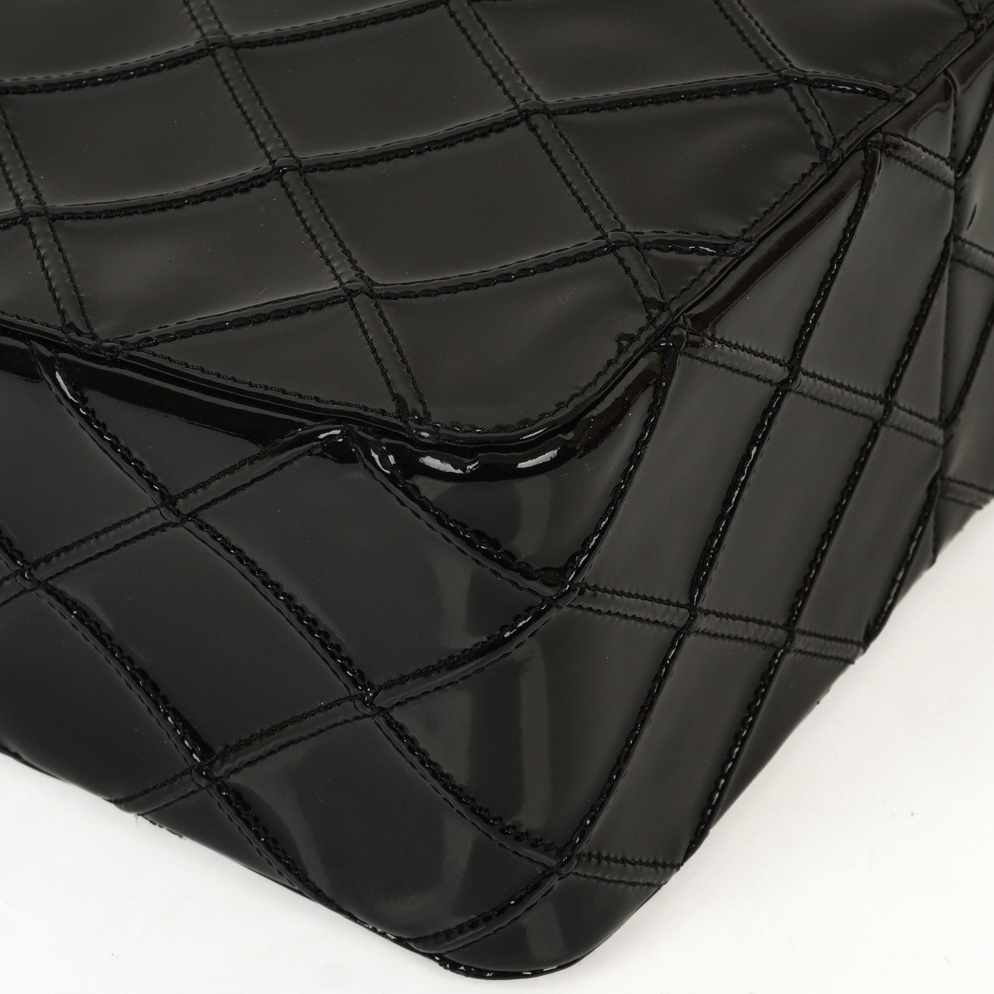 Chanel Diamond Stitch Schultertasche aus schwarzem gestepptem Lackleder