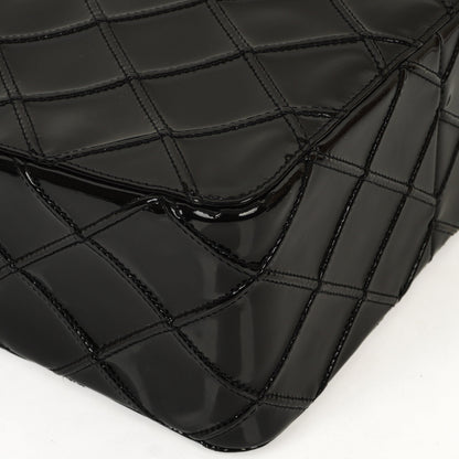 Chanel Diamond Stitch Schultertasche aus schwarzem gestepptem Lackleder