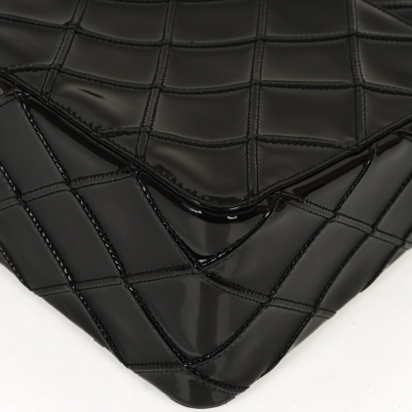 Chanel Diamond Stitch Schultertasche aus schwarzem gestepptem Lackleder