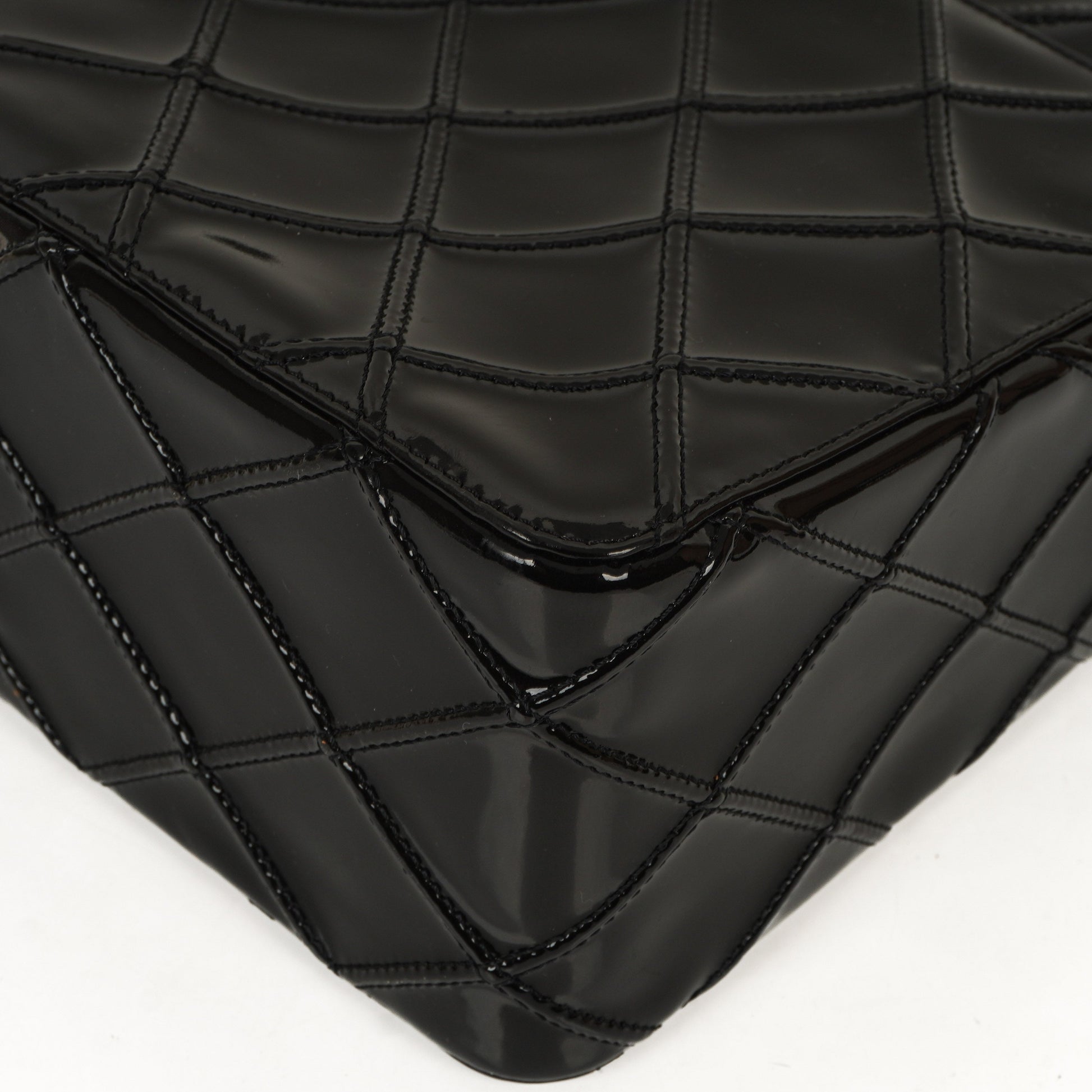Chanel Diamond Stitch Schultertasche aus schwarzem gestepptem Lackleder