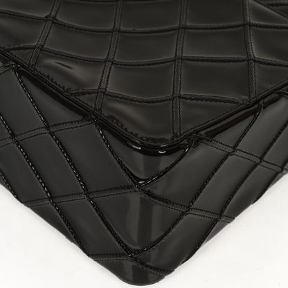 Chanel Diamond Stitch Schultertasche aus schwarzem gestepptem Lackleder