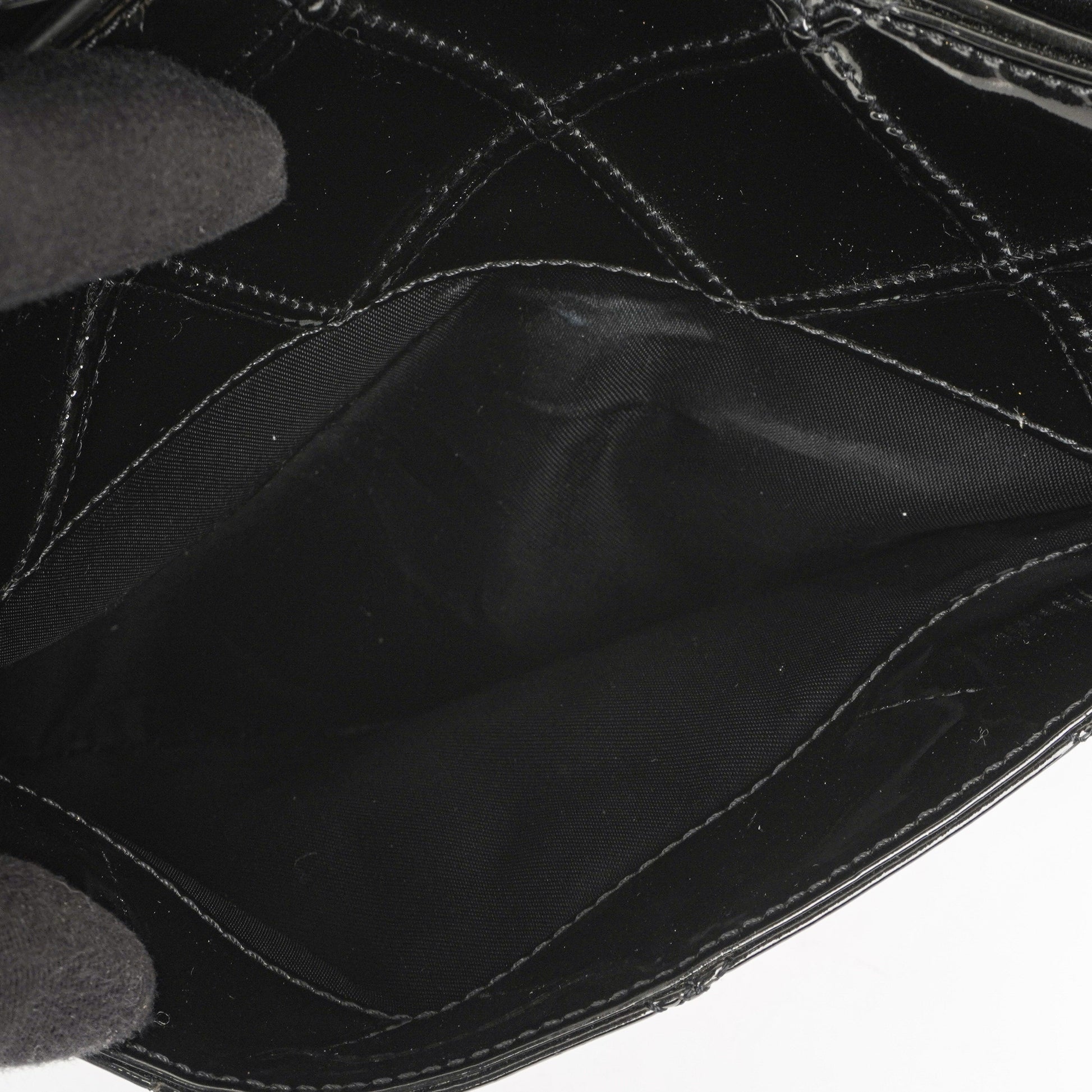 Chanel Diamond Stitch Schultertasche aus schwarzem gestepptem Lackleder