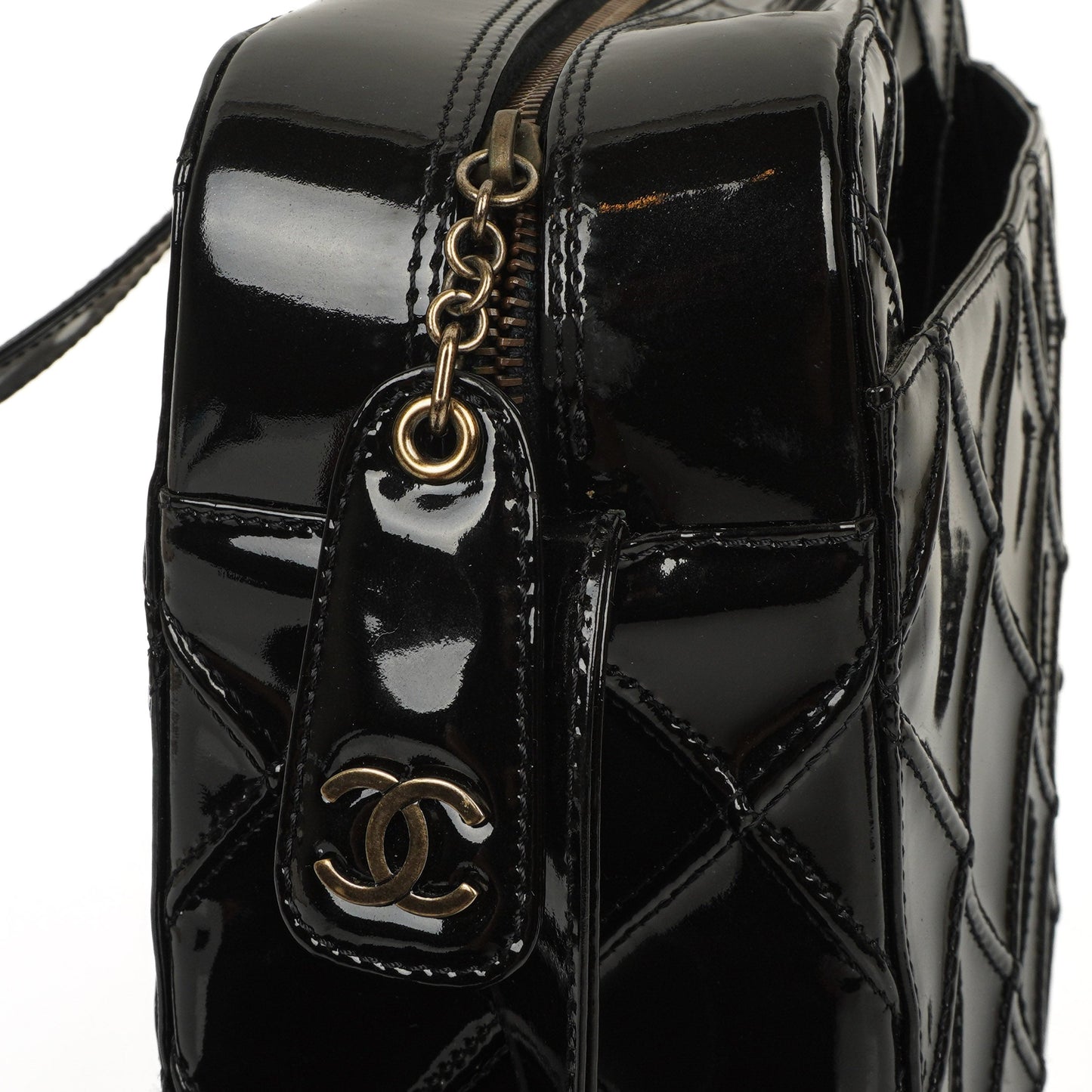 Chanel Diamond Stitch Schultertasche aus schwarzem gestepptem Lackleder