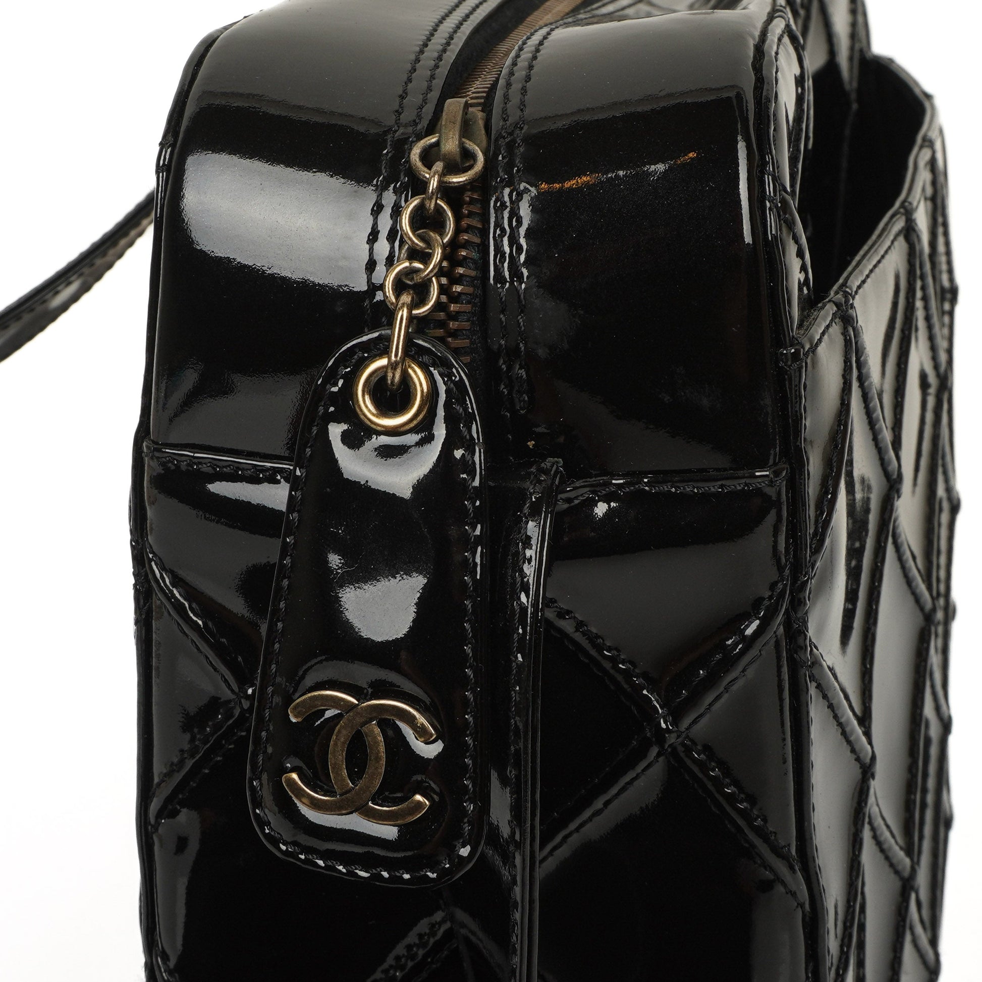 Chanel Diamond Stitch Schultertasche aus schwarzem gestepptem Lackleder