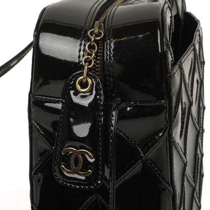 Chanel Diamond Stitch Schultertasche aus schwarzem gestepptem Lackleder