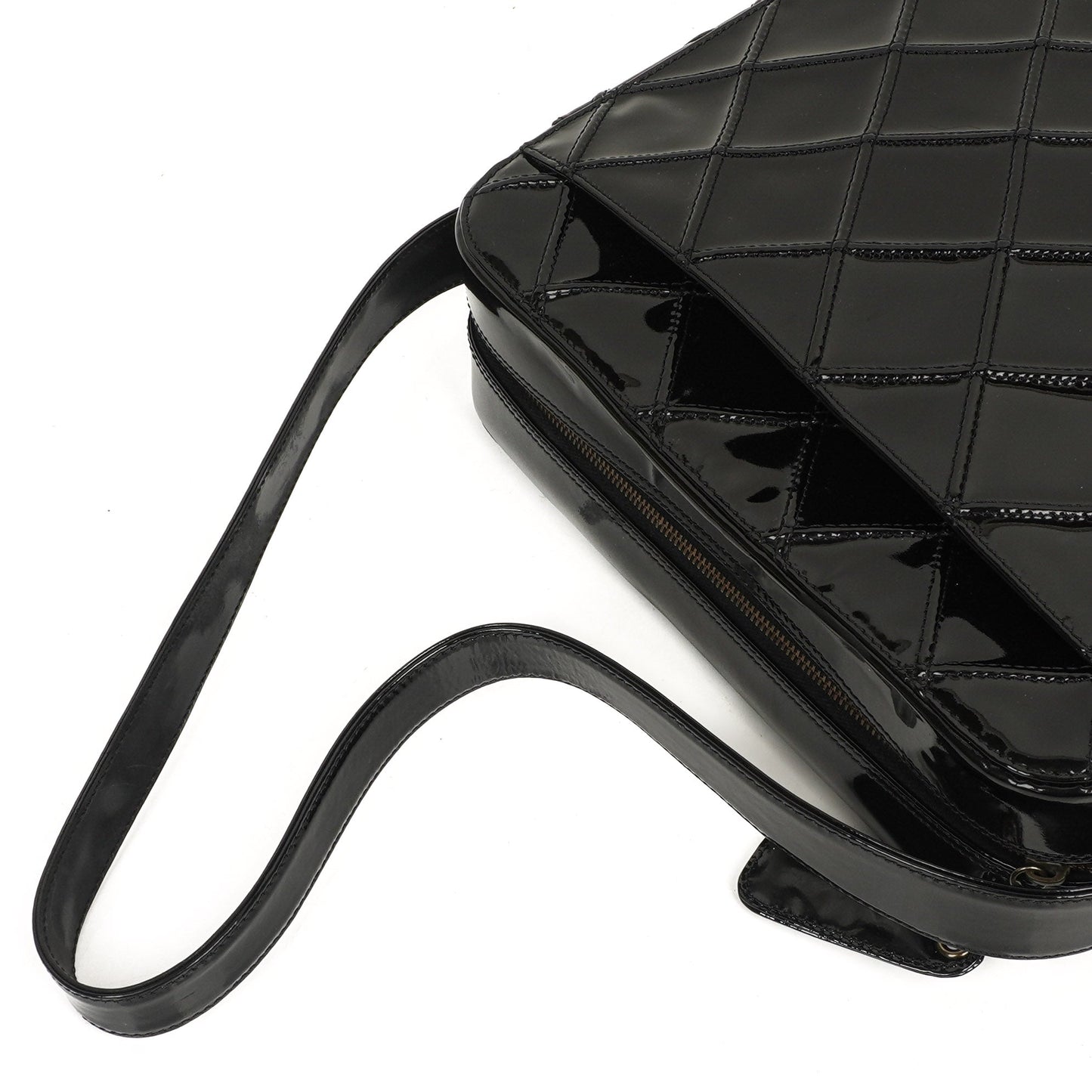 Chanel Diamond Stitch Schultertasche aus schwarzem gestepptem Lackleder