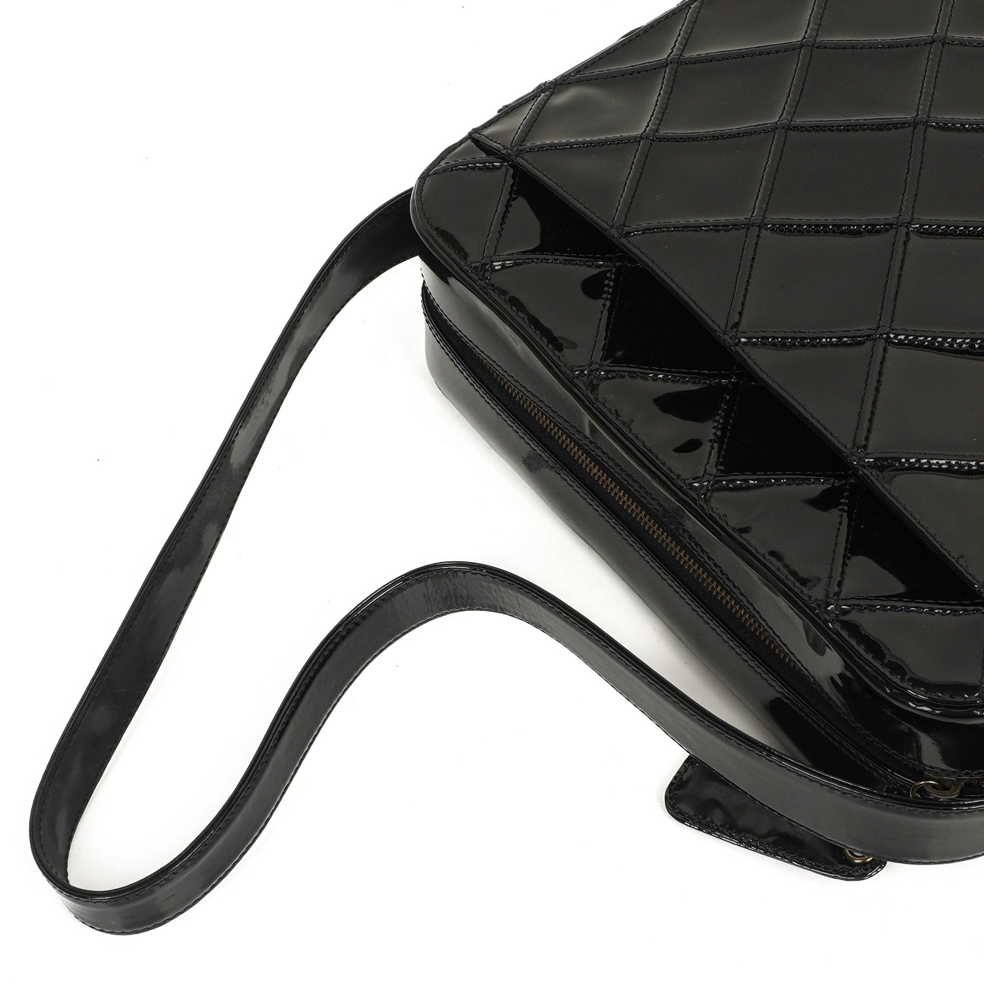 Chanel Diamond Stitch Schultertasche aus schwarzem gestepptem Lackleder