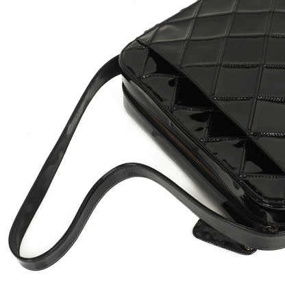 Chanel Diamond Stitch Schultertasche aus schwarzem gestepptem Lackleder