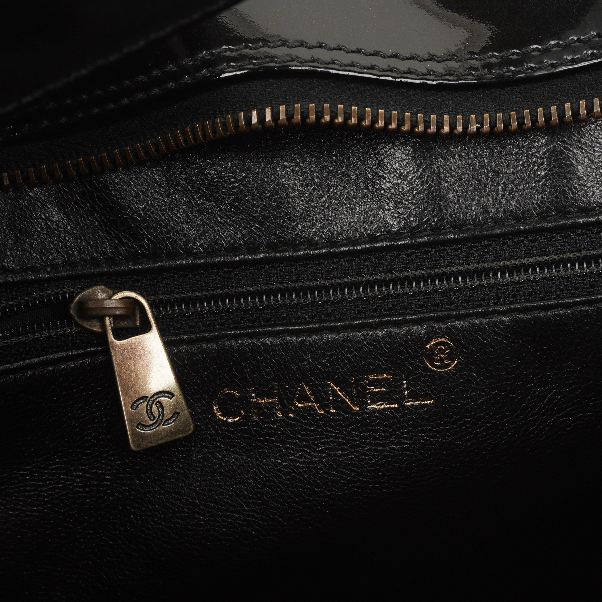 Chanel Diamond Stitch Schultertasche aus schwarzem gestepptem Lackleder