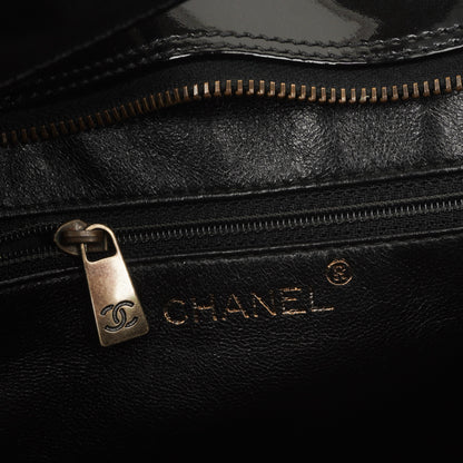 Chanel Diamond Stitch Schultertasche aus schwarzem gestepptem Lackleder
