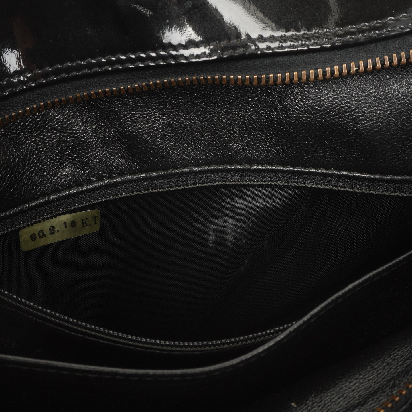 Chanel Diamond Stitch Schultertasche aus schwarzem gestepptem Lackleder