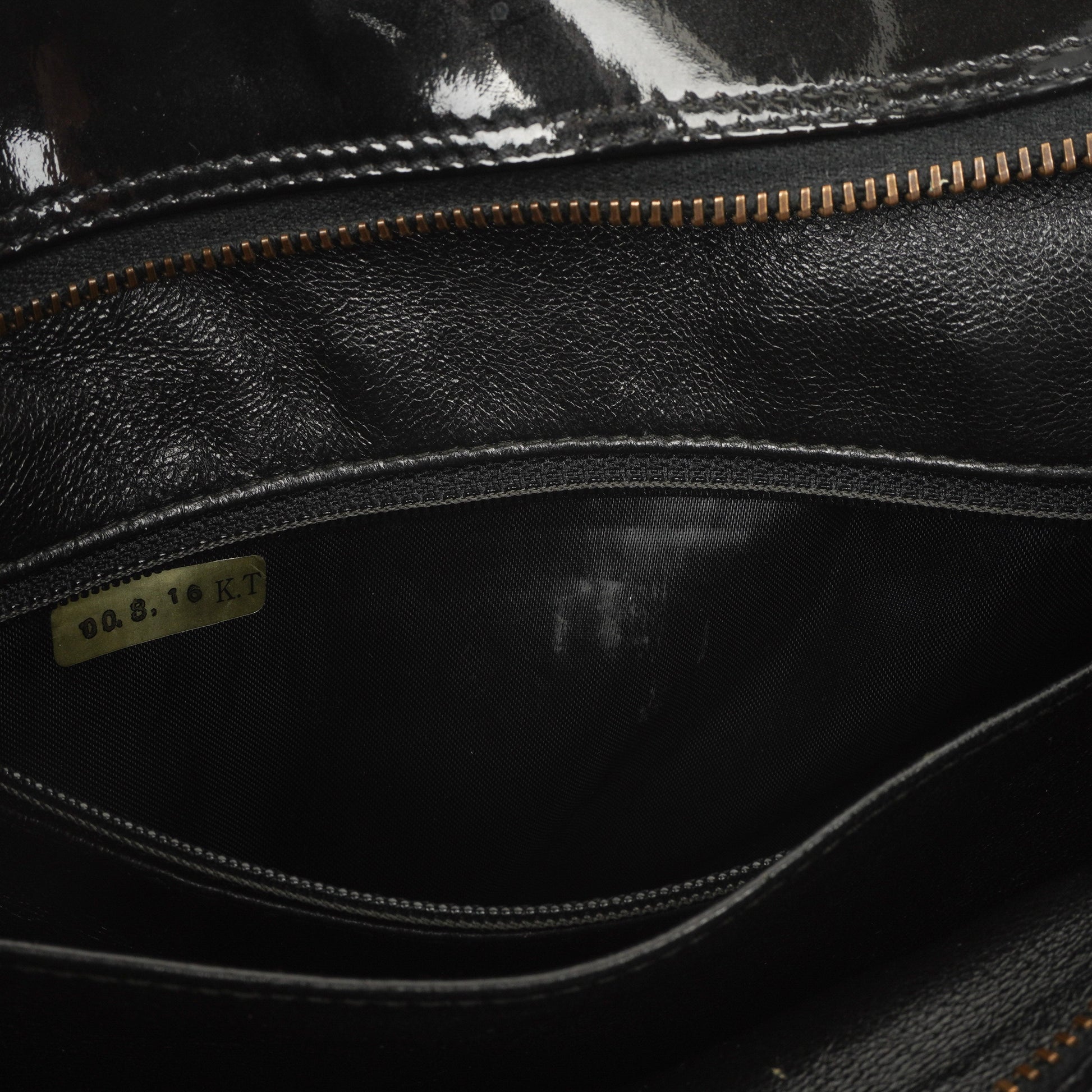 Chanel Diamond Stitch Schultertasche aus schwarzem gestepptem Lackleder