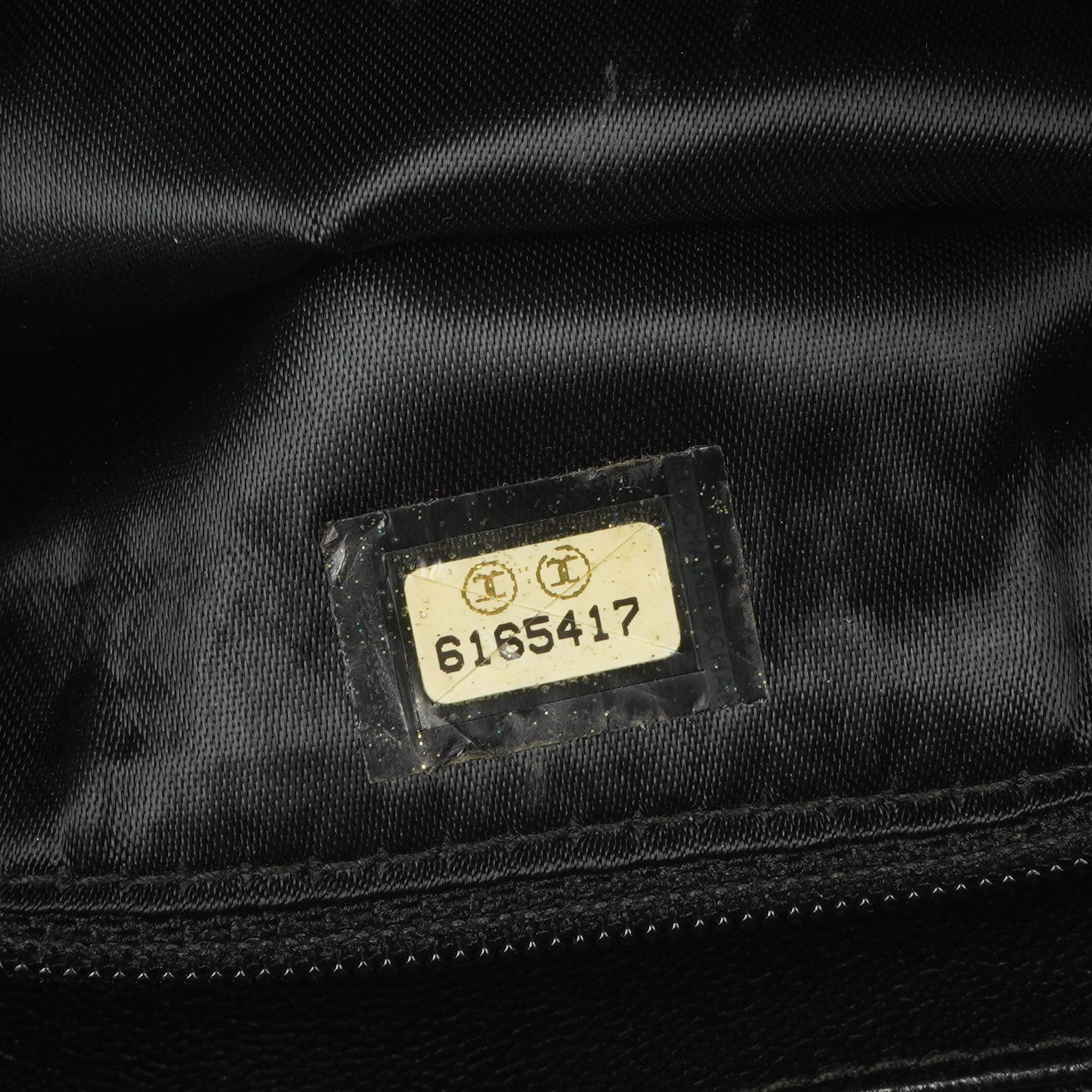 Chanel Diamond Stitch Schultertasche aus schwarzem gestepptem Lackleder
