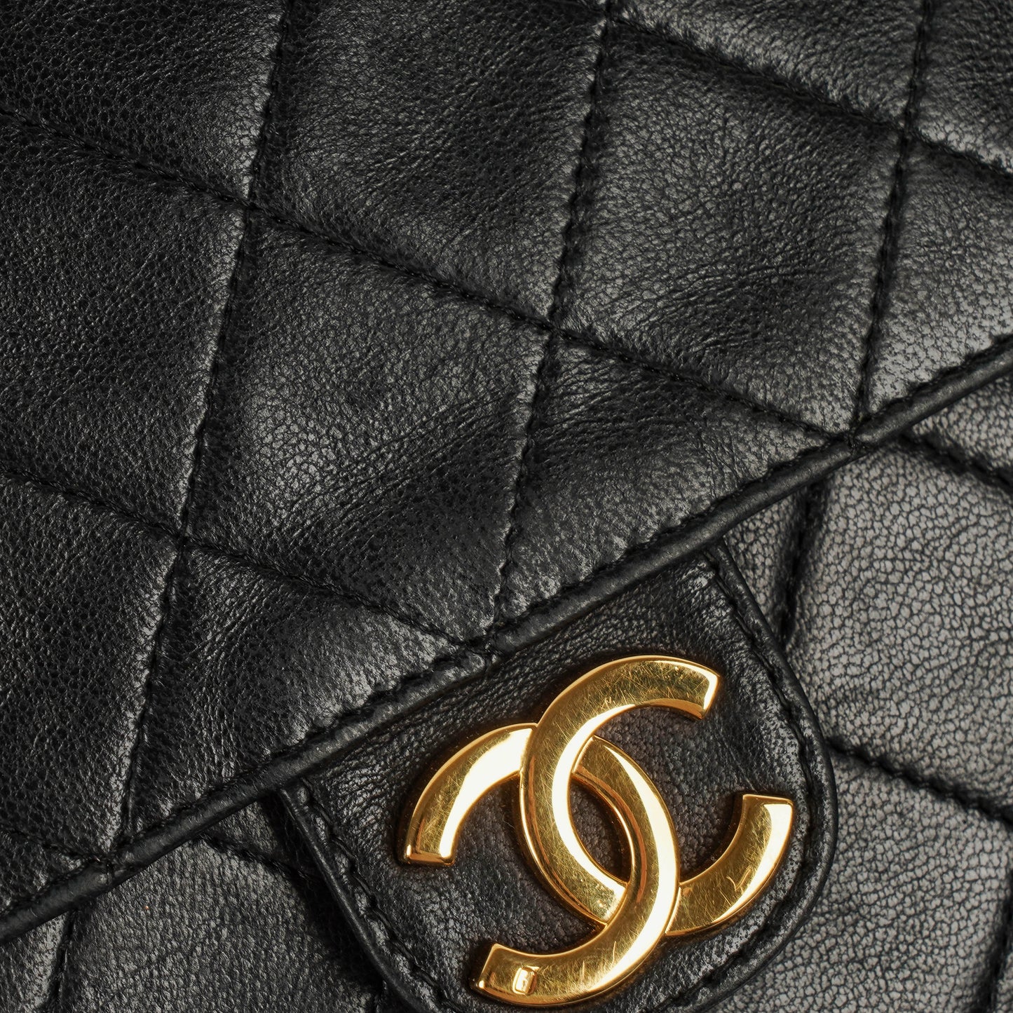 Chanel Kleine Classic Single Flap Tasche aus schwarzem gestepptem Lammleder mit 24K vergoldeten Beschlägen